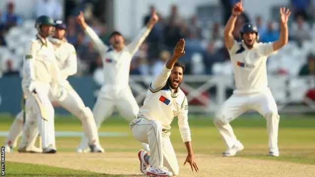 Yorkshire appealing for a Notts wicket