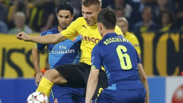 Borussia Dortmund's Ciro Immobile challenges Arsenal's Laurent Koscielny