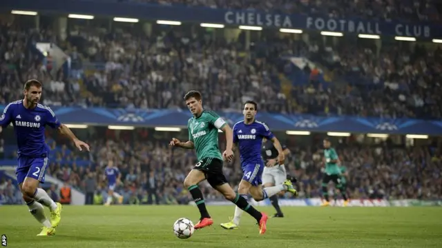 Klaas-Jan Huntelaar leads Schalke's attack against Chelsea