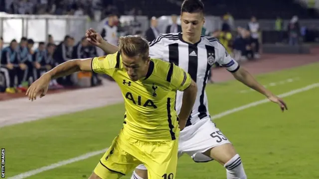 Harry Kane (left) of Tottenham Hotspur is challenged by Danilo Pantic