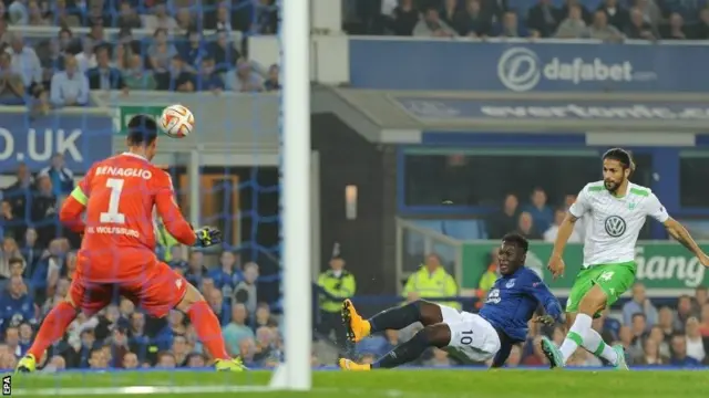 Everton's Romelu Lukaku shoots at goal