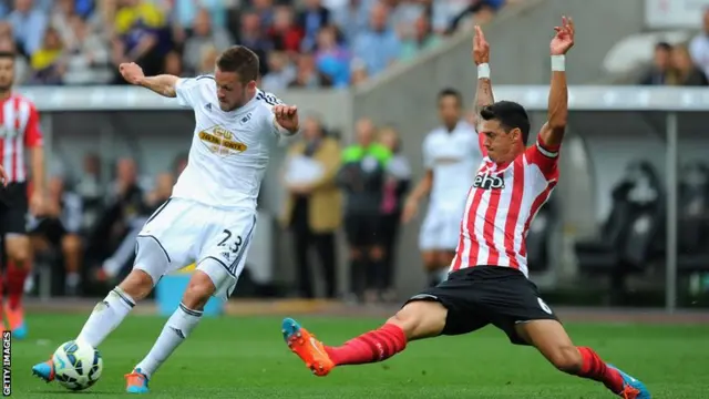 Gylfi Sigurdsson hits the bar