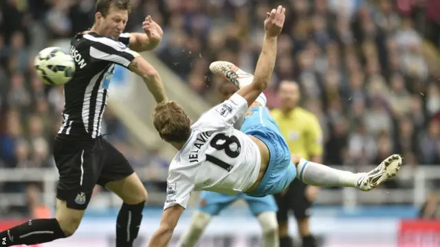 Nikica Jelavic scores for Hull against Newcastle