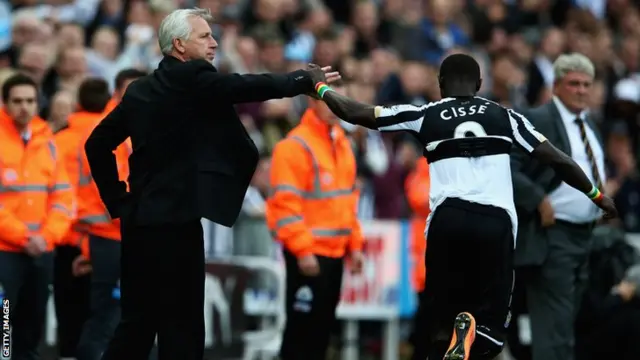 Newcastle manager high fives Papiss Cisse for his goal