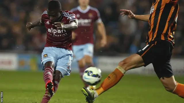 Enner Valencia scores for West Ham against Hull