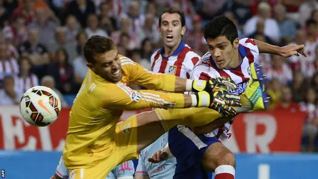 Celta Vigo keeper Sergio Alvarez meets Atletico's Raul Jimenez