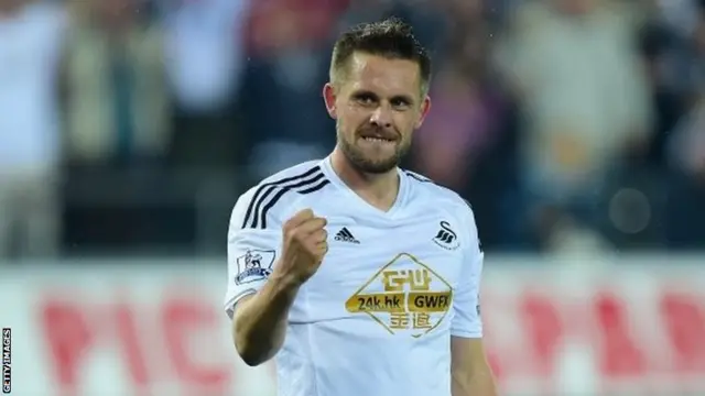 Gylfi Sigurdsson celebrates