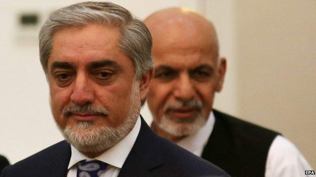 Abdullah Abdullah (L) and Ashraf Ghani (R) attend a ceremony after signing a power-sharing agreement at the Presidential Palace in Kabul (21 September 2014)