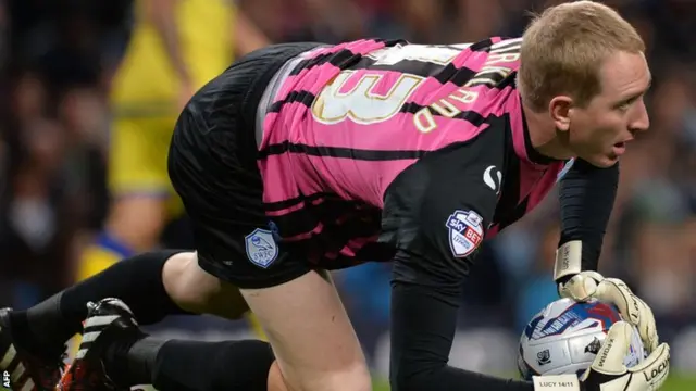 Sheffield Wednesday keeper Chris Kirkland gather the ball