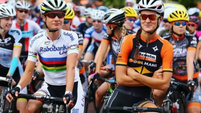 Marianne Vos (left) and Lizzie Armitstead prepare to race in London