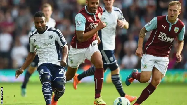 Stephane Sessegnon plays a through-ball