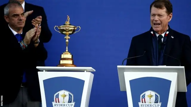 Team Europe captain Paul McGinley (L) applauds as he stands next to the Ryder Cup as Team U.S. captain Tom Watson