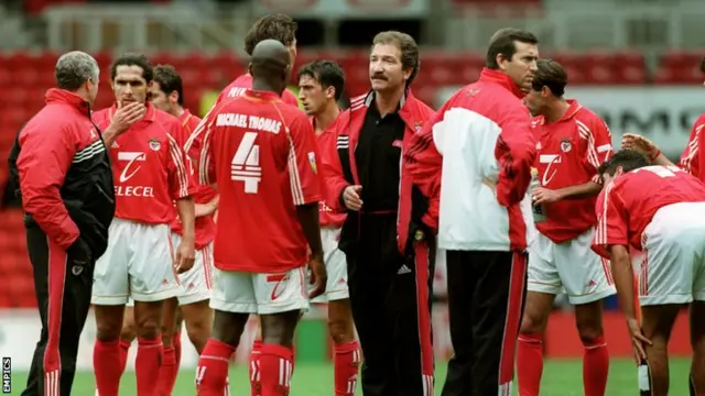 Graeme Souness talks to his Benfica players, including Michael Thomas