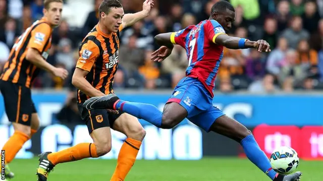 Yannick Bolasie shoots for Crystal Palace against Hull