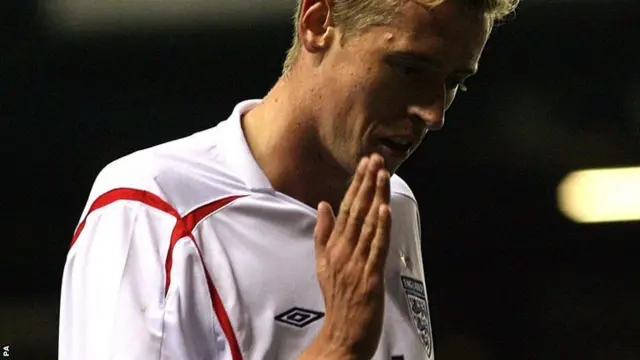 Peter Crouch does 'the robot'