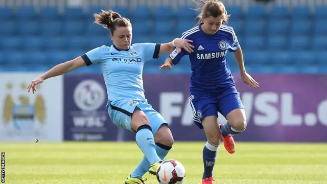 Hannah Blundell of Chelsea Ladies battles with Krystle Johnston of Manchester City Women