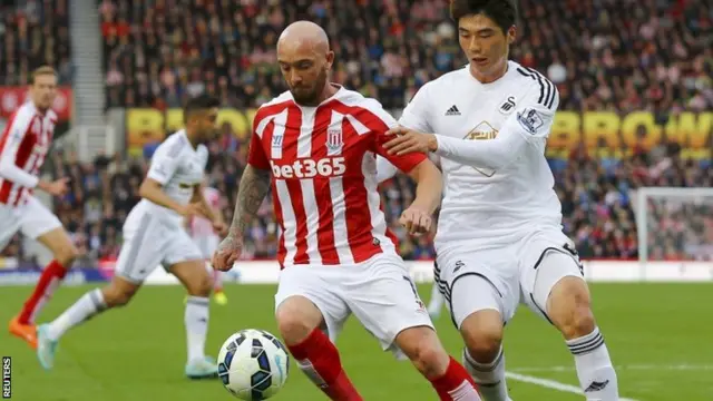 Ki Sung-Yueng battles for the ball with Stephen Ireland