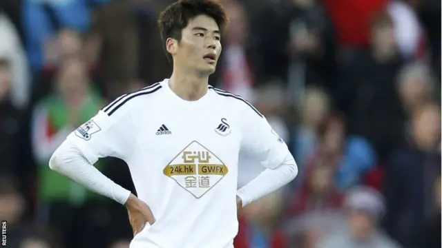 Ki Sung-Yueng looks on