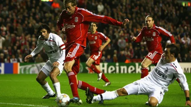 Peter Crouch scores against Besiktas