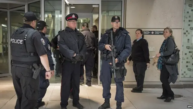 Police search building in Ottawa. 22 Oct 2014