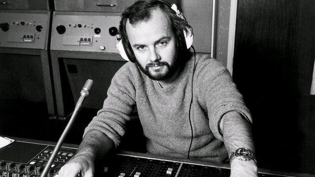 Roedd John Peel yn barod iawn i roi cyfle i fandiau Cymraeg recordio yn Radio 1