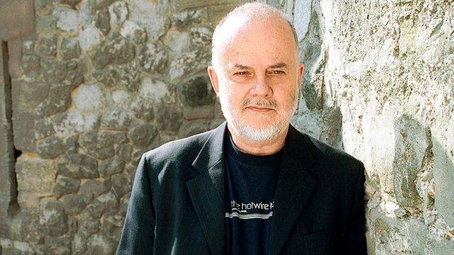 A fydd na 'John Peel newydd' i roi hwb i gerddoriaeth Gymraeg?