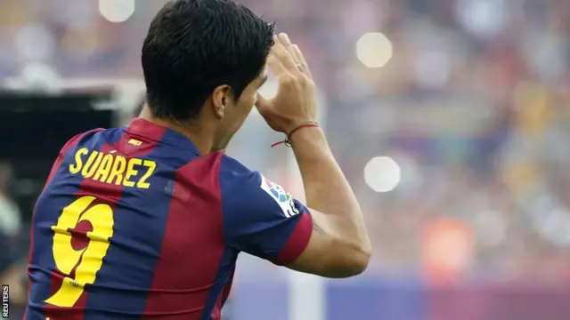 Luis Suarez applauds the crowd ahead of his Barcelona debut