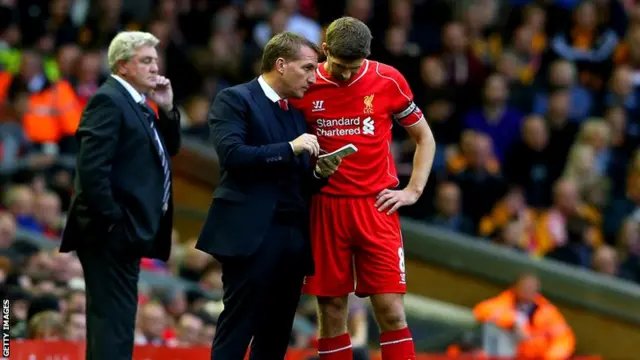 Brendan Rodgers gives Steven Gerrard instructions