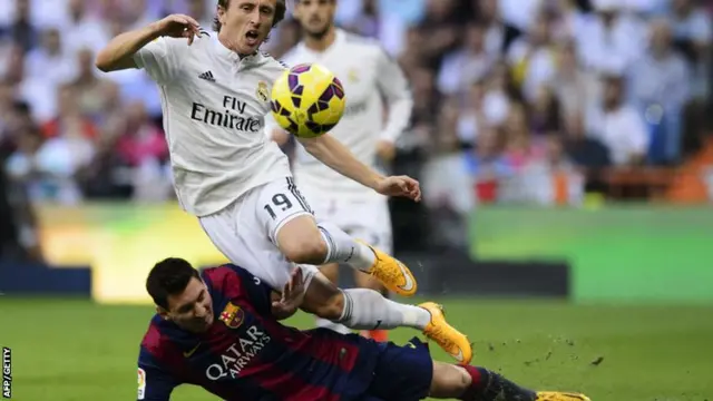 Linoel Messi tackles Luka Modric