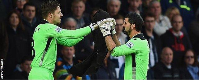 Wayne Hennessey replaces injured Crystal Palace goalkeeper Julian Speroni