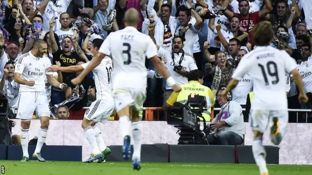 Karim Benzema extends Real Madrrid's lead