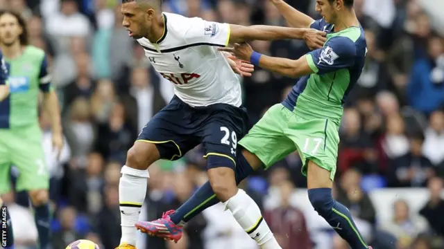 Spurs player Etienne Capoue on the ball