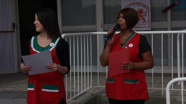 Sioned (ar y chwith) yn barod i annerch plant y Wladfa