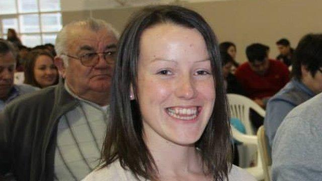 Mae Sioned wedi rhyfeddu bod plant yn gallu ynganu ei henw'n iawn ym mhen draw'r byd