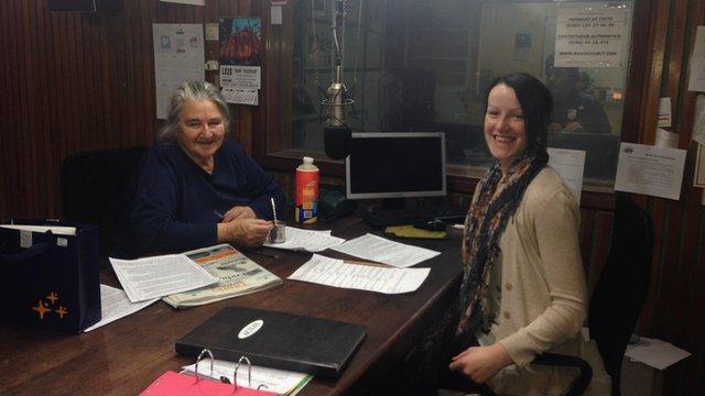 Sioned yn cael ei holi ar Radio Chubut gan un o hoelion wyth y Wladfa, Eluned Gonzalez