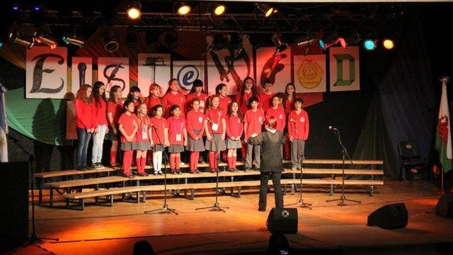 Mynd o Steddfod i Steddfod! Mae Sioned wedi bod mewn nifer ohonyn nhw ers cyrraedd y Wladfa