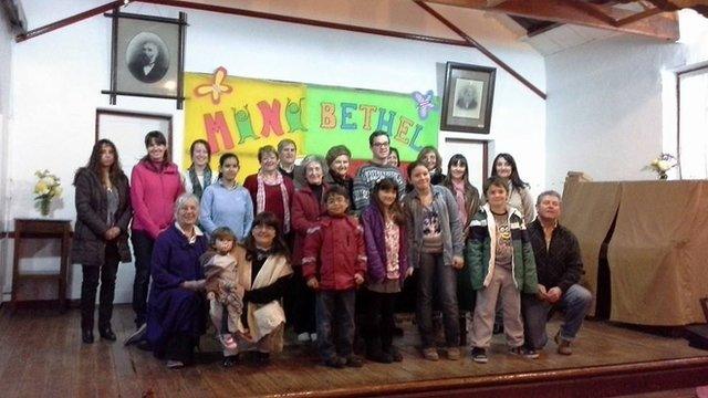 Criw Capel Bethel, Gaiman ar ôl gwasanaeth Cymraeg