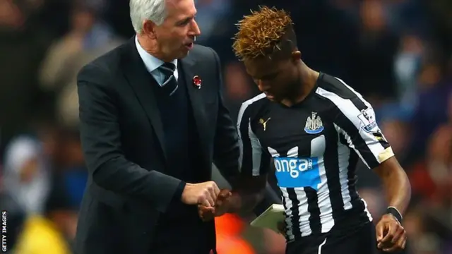 Alan Pardew congratulates Rolando Aarons