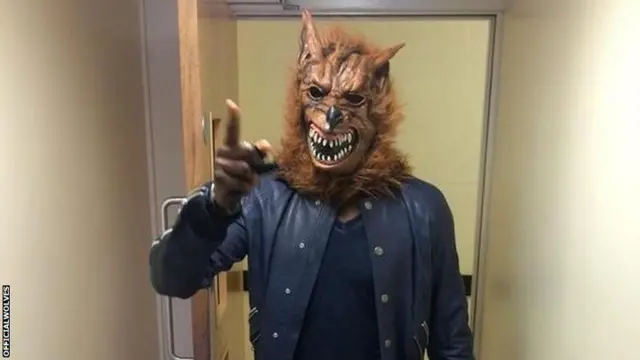 Bakary Sako in a mask