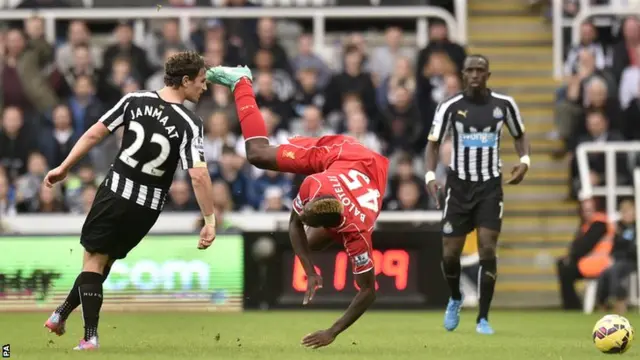 Daryl Janmaat fouls Mario Balotelli