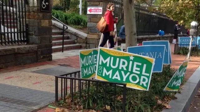 Election signs outside Georgetown Library