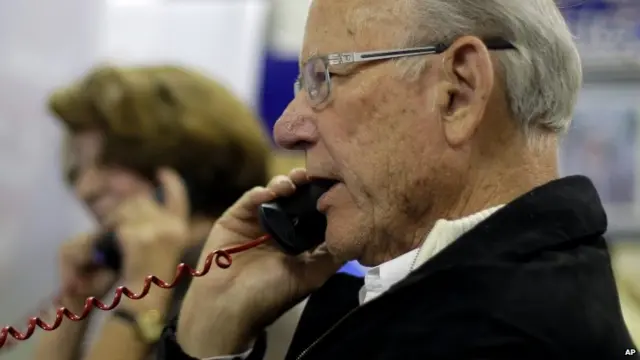 Pat Roberts makes a call to a prospective voter at the Kansas Republican Party headquarters 4 November 2014