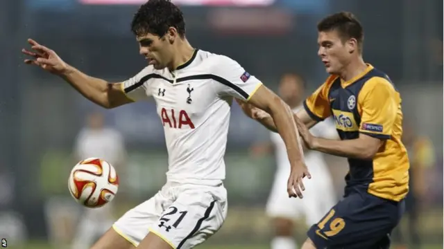 Federico Fazio is challenged for the ball