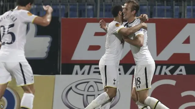 Harry Kane celebrates with teammates