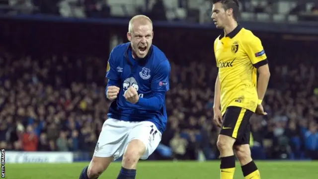 Steven Naismith celebrates