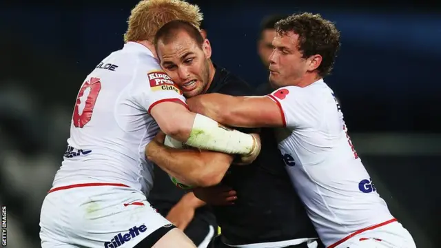 New Zealand's Simon Mannering is tackled