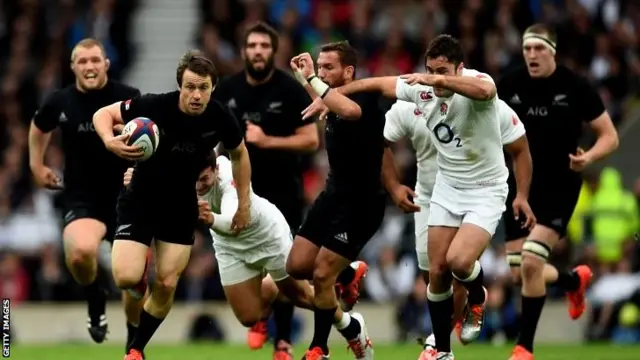 Ben Smith of New Zealand breaks past Brad Barritt