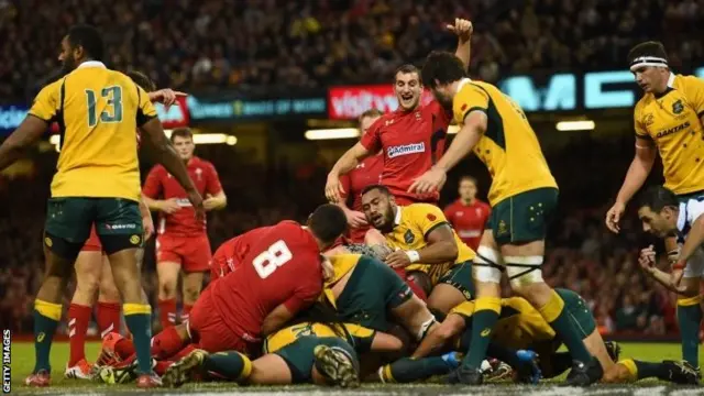 Wales captain Sam Warburton (c) celebrates