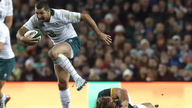 Rob Kearney blasts past Jannie Du Plessis