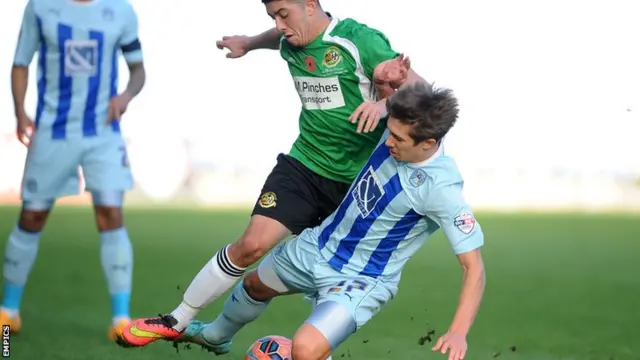Worcester's Jordan Murphy and Coventry's Jack Finch go for the ball